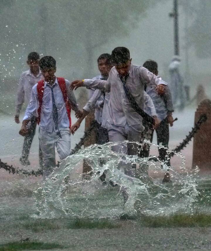 दिल्ली में 13 सितंबर तक लगातार बारिश होने की संभावना है. इस दौरान दिल्ली के आसमान में बादल छाए रहेंगे और गरज के साथ बारिश हो सकती है.