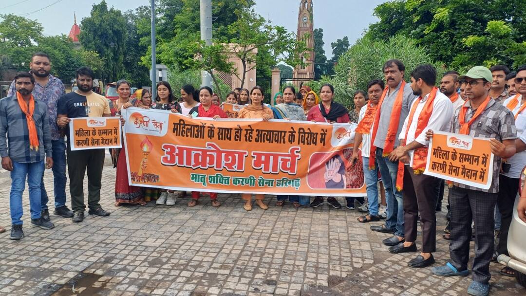 Aligarh After Kasganj incident Karni Sena protested Says Weapons available to women ann कासगंज कांड के बाद करणी सेना का प्रदर्शन, कहा- 'महिलाओं को उपलब्ध कराया जाए हथियार'