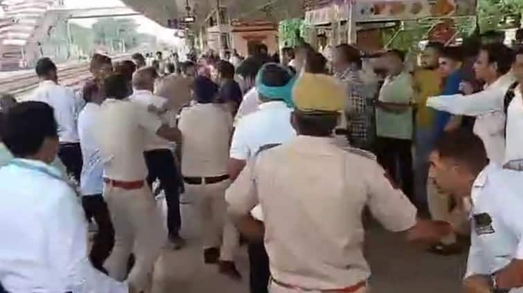 Vande Bharat train Operation dispute between Agra Railway Division and Kota Railway Division Video Viral ann वंदे भारत ट्रेन को चलाने को लेकर आपस में भिड़े लोको पायलट, सामने आया वायरल वीडियो