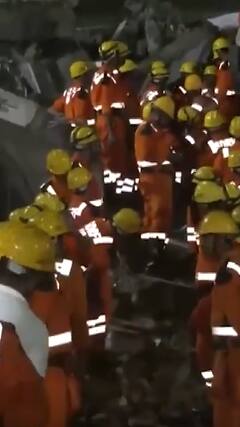 लखनऊ बिल्डिंग हादसे में राहत बचाव कार्य जारी । Lucknow Building Collapse | ABP Shorts