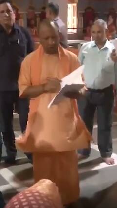 UP News: जनता दरबार में सीएम योगी ने सुनीं लोगों की समस्याएं । CM Yogi | ABP Shorts