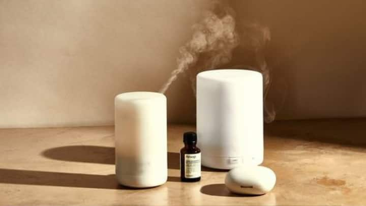 3. Essential Oil Diffusers: To ensure that essential oils are released over an extended period throughout the night, oil diffusers cannot be overlooked. These devices effectively diffuse essential oils into the air by atomizing them. Look for lavender or ylang-ylang oil for their sleep-enhancing properties. Mothers who give these diffusers to their children are actually doing a good thing, as they can modulate the intensity of the scent these diffusers emit. (Image source: Pinterest/gearpatrol)