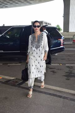 Malaika Arora Photos: सूट पहनकर एयरपोर्ट पर पहुंचीं मलाइका अरोड़ा, तस्वीरें देख फैंस ने हारा दिल, बोले - ‘सो एलीगेंट’