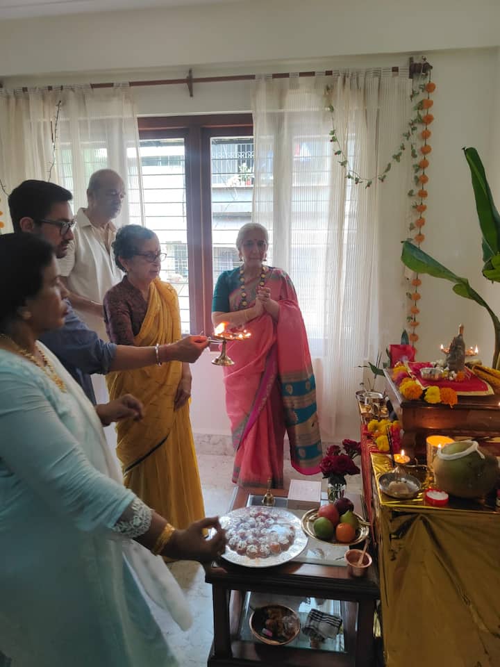 आमिर खान ने बहन के घर पहुंचकर पहले गणपति बप्पा की आरती की और फिर उनसे आशीर्वाद भी लिया.