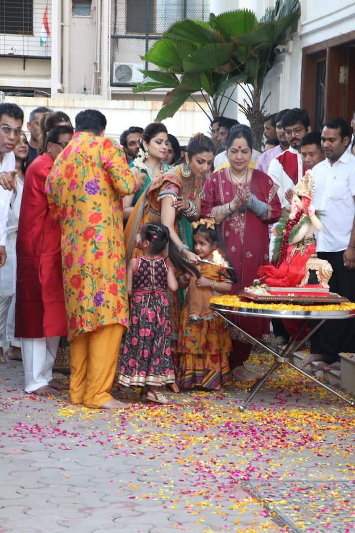 दरअसल एक्ट्रेस शिल्पा शेट्टी के घर पर हर साल डेढ़ दिन के गणपति विराजमान होते हैं और शिल्पा हर साल अपने जुहू स्थित बंगले के प्रांगण में बने कृत्रिम तालाब में बप्पा का विर्सजन करती हैं.