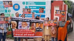 योगी के मंत्री पर कॉलोनी का रास्ता कब्जाने का आरोप, कमिश्नर को ज्ञापन देते हुए किया प्रदर्शन