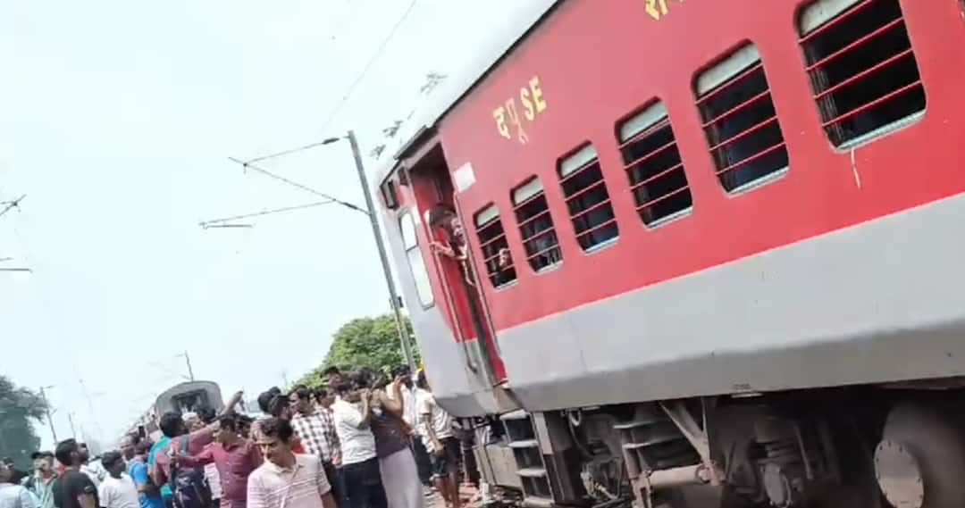 Bihar Train Accident: बक्सर-डीडीयू पटना रेल खंड पर बड़ा हादसा, दो हिस्सों में बंट गई मगध एक्सप्रेस ट्रेन Magadh Express train split into two parts on Buxar-DDU Patna rail section ann Bihar Train Accident: बक्सर-डीडीयू पटना रेल खंड पर बड़ा हादसा, दो हिस्सों में बंट गई मगध एक्सप्रेस ट्रेन