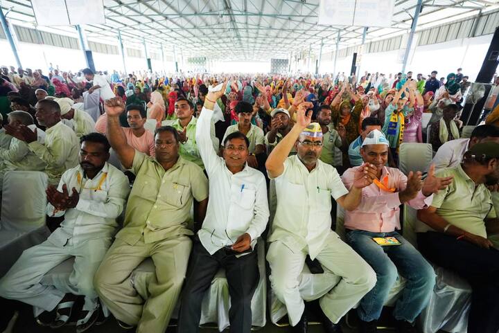 सुनीता केजरीवाल ने हरियाणा की बीजेपी सरकार के 10 साल को कुशासन करार देते हुए कहा कि यहां न बच्चों की शिक्षा में सुधार हुआ और न ही अच्छे सरकारी स्कूल बने. यहां एक भी बढ़िया सरकारी अस्पताल नहीं है, जहां अच्छा इलाज होता हो और दवाइयां मुफ्त मिलती हों और न ही दिल्ली पंजाब की तरह यहां 24 घंटे एवं मुफ्त बिजली मिलती है. वहीं, दिल्ली और पंजाब में ये सभी काम हो रहे हैं.