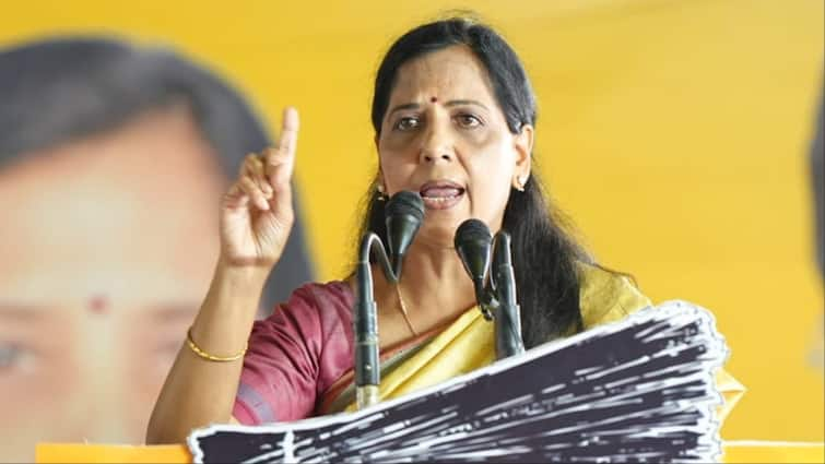 Haryana Assembly Election 2024 sunita kejriwal said Arvind Kejriwal is lion and he will not bow PM Narendra Modi ‘आपका बेटा शेर है और PM मोदी...’, अरविंद केजरीवाल को हरियाणा का लाल बताकर सुनीता केजरीवाल ने कही बड़ी बात