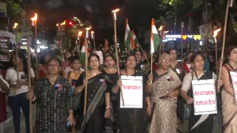 Thousands of people formed a human chain in protest demanding justice in Kolkata Rape Murder Case RG kar medical college  कोलकाता रेप केस: न्याय के लिए 15 KM लंबी मानव श्रंखला, हजारों लोग हुए शामिल