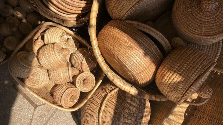 9. Incorporate Natural Elements: Some items to use include jute mats that are found in most parts of India, bamboo baskets and coconut shells. These items add that simple, traditional elegance, which also fits in with the overall Onam mood. (Image Source: Pinterest/mitchikoandhatchin)