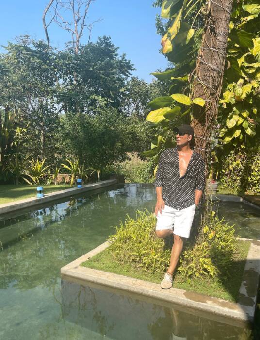 अक्षय कुमार अपनी पत्नी ट्विंकल खन्ना और अपने दो बच्चों के साथ जुहू में सी फेसिंग एक लग्जरी डुप्लेक्स में रहते हैं. हाउसिंग डॉट कॉम के अनुसार, उनके अल्ट्रा-लग्जरी घर की कीमत 60 करोड़ रुपये है.