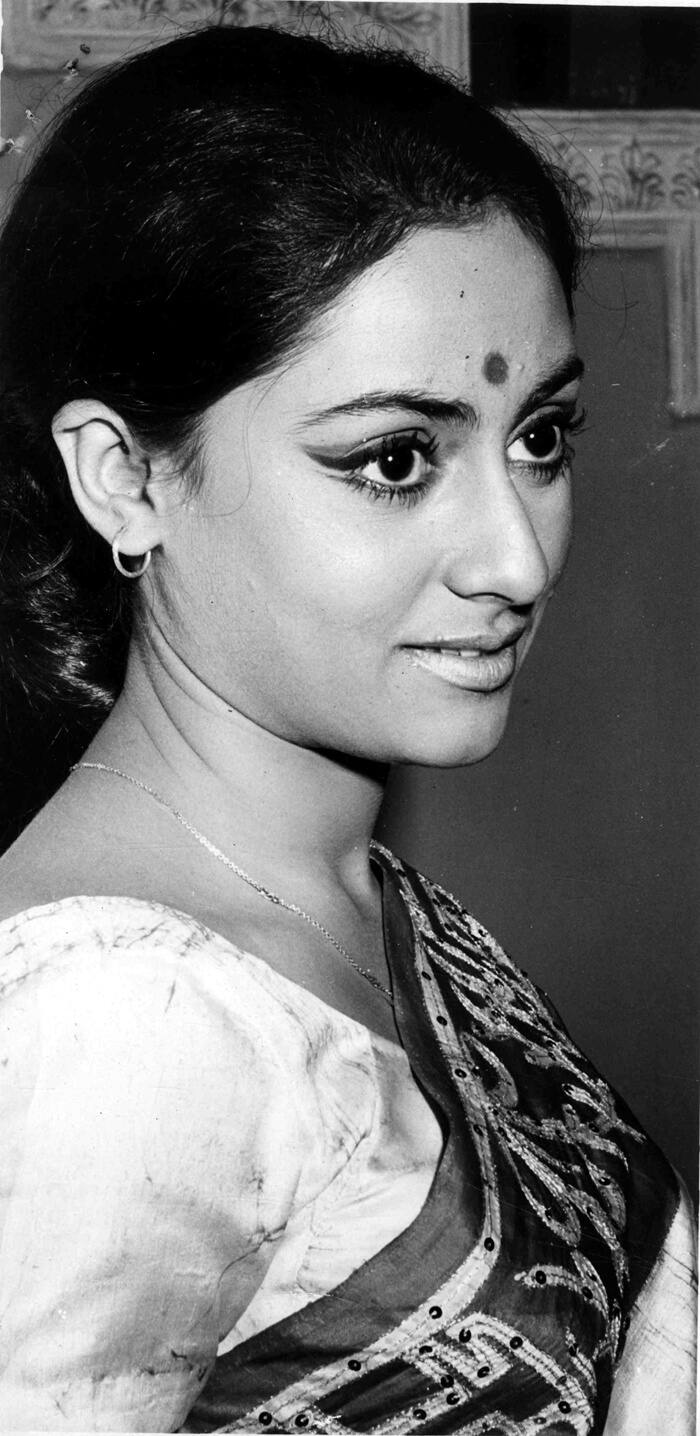 जया बच्चन ने बतौर एक्ट्रेस अपने करियर की शुरुआत फिल्म ‘गुड्डी’ से की थी. जिसमें एक्ट्रेस के काम को काफी ज्यादा पसंद किया गया था. इसके बाद एक्ट्रेस ने कभी पीछे मुड़कर नहीं देखा और हिंदी सिनेमा को एक से बढ़कर एक हिट फिल्में दी.