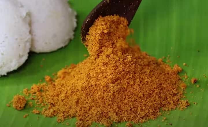 அடுத்தது அதே பானில் கடலைப்பருப்பு, உளுத்தம் பருப்பு, சேர்த்து 3 நிமிடம் வறுத்து கொள்ளவும்.
