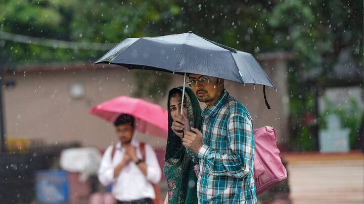 মঙ্গলেও বজ্রবিদ্যুৎ-সহ বৃষ্টির থেকে মুক্তি নেই। ফের আশঙ্কার বার্তা আবহাওয়া অফিসের।