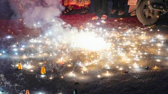 Delhi Firecrackers Ban 2024: दिवाली से पहले दिल्ली सरकार का बड़ा फैसला, लगाया पटाखों पर बैन