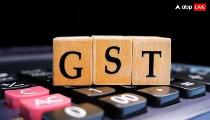 आता 2000 रुपयांपेक्षा कमी किमतीच्या कार्ड पेमेंटवर जीएसटी लागण्याची शक्यता व्यक्त केली जात आहे.