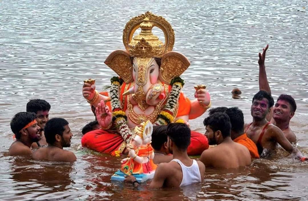 Ganesh Ustav: ગણેશ ચતુર્થી બાદ મૂર્તિનું જળમાં વિસર્જન કરવું આ કારણે જરૂરી, જાણો શું છે ગાથા Immersion of the idol in water after Ganesh Chaturthi is necessary because of this, know what is the story Ganesh Ustav: ગણેશ ચતુર્થી બાદ મૂર્તિનું જળમાં વિસર્જન કરવું આ કારણે જરૂરી, જાણો શું છે ગાથા