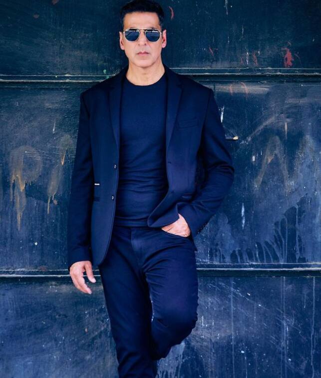 अक्षय कुमार पिछले कुछ सालों में तमाम फ्लॉप फिल्में देने के बावजूद बॉलीवुड के बैंकेबल एक्टर्स की लिस्ट में शामिल हैं. फोर्ब्स द्वारा पब्लिश एक रिपोर्ट के मुताबिक, अभिनेता की वर्तमान में कुल नेटवर्थ लगभग 2,500 करोड़ रुपये होने का अनुमान है!