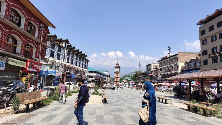 కశ్మీర్ అప్పటి మహారాజు హరి సింగ్‌తో పోరాడినందున రష్యన్ విప్లవం నుంచి ప్రేరణ పొందిన వామపక్ష కార్యకర్తలు ఈ ప్రదేశానికి ఆ పేరు పెట్టారు.