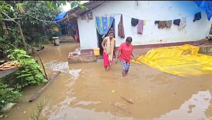 सैकड़ों गांव शहरी इलाकों से कट गए हैं. सुकमा में बीजेपी का दफ्तर और सरकारी कार्यालय तालाब बन गये हैं. शहर का मुख्य मार्ग भी जलमग्न हो गया है. बरसात की वजह से दो दर्जन मकान ढह गए हैं.
