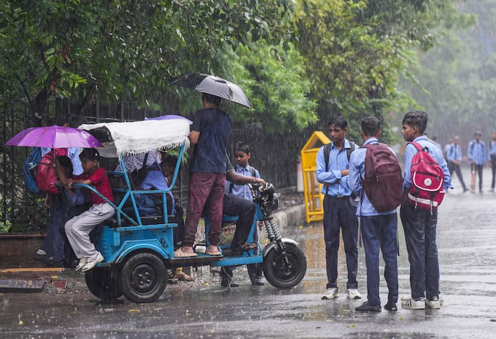 आईएमडी के मुताबिक 14 सितंबर तक दिल्ली लगातार गरज के साथ बारिश होने की संभावना है. मौसम वैज्ञानिकों से लोगों का सलाह दी है कि घर से निकलने से पहले अपने बैग में छाता, रेनकोट व बारिश से बचाव के अन्य सामान जरूर रख लें.