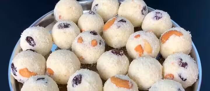 அடுத்தது உள்ளங்கையில் சிறிது நெய் தடவி, கடலைமாவு கலவையை உருண்டை பிடித்தால் சுவையான கடலைமாவு லட்டு தயார்.