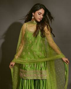 Priyanka Mohan : పచ్చందనమే పచ్చదనమే అంటోన్న ప్రియాంక మోహన్.. ఈ లుక్​లో పసి చిలకలా ఉంది కదూ