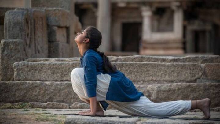 7. हल्का भोजन और शारीरिक गतिविधि: दावत के दिन, नाश्ते को हल्का और संतुलित रखें, जैसे कि फलों की स्मूदी या ताजे फलों के साथ ओट्स का एक कटोरा। सुबह में कुछ शारीरिक गतिविधि शामिल करें, जैसे कि तेज चलना या योग, चयापचय को बढ़ावा देने और अपने शरीर को आगे के भोग के लिए तैयार करने के लिए। (छवि स्रोत: Pinterest/सद्गुरु)