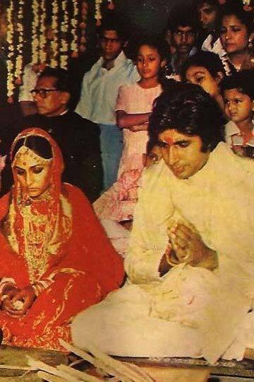 वर्कफ्रंट की बात करें तो जया बच्चन को आखिरी बार फिल्म ‘रॉकी और रानी की प्रेम कहानी’ में नजर आई थी. जिसमें एक्ट्रेस ने धर्मेंद्र की पत्नी और रणवीर सिंह की दादी का रोल निभाया था.