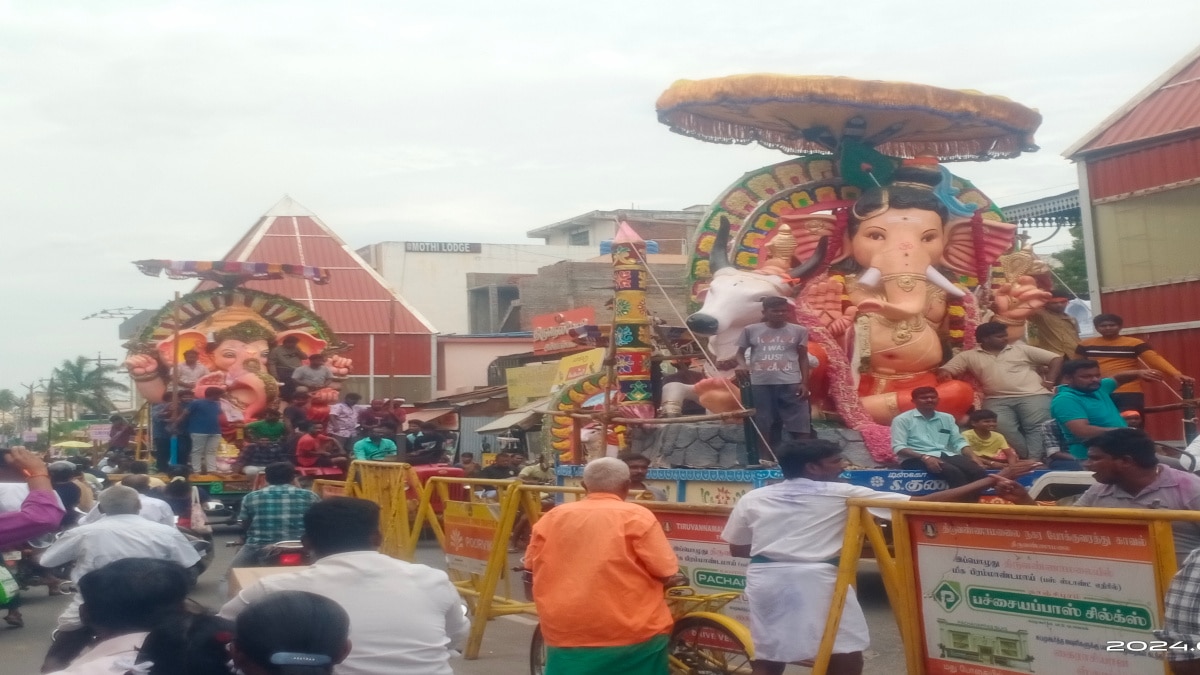 Vinayagar Chaturthi 2024: பலத்த பாதுகாப்புடன் விநாயகர் சிலை ஊர்வலம் -  குத்தாட்டம் போட்ட இளைஞர்கள்