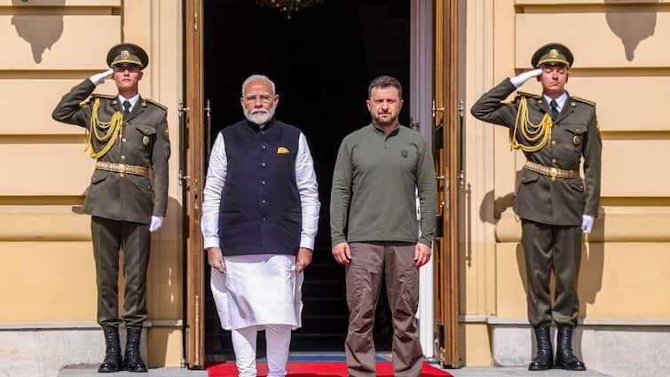 Russia Ukraine War Ukranian Ambassador Oleksandr Polishchuk Praises PM Modi Vladimir Putin Volodymyr Zelenskyy  'दुनियाभर में उनकी आवाज को सम्मान मिलता है', पीएम मोदी के मुरीद हुए यूक्रेन के राजदूत