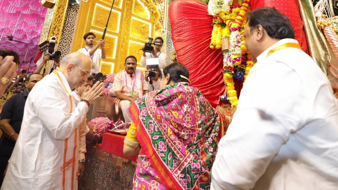 अमित शाह के लाल बाग के राजा के दर्शन पर गरमाई सियासत, बीजेपी-शिवसेना ने संजय राउत को घेरा Sanjay Raut targeted Amit Shah BJP Shiv Sena Eknath Shinde faction retaliated Maharashtra Politics ann अमित शाह के लाल बाग के राजा के दर्शन पर गरमाई सियासत, बीजेपी-शिवसेना ने संजय राउत को घेरा