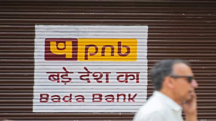PNB Rules: पंजाब नेशनल बैंक ने अपने सेविंग खाते से लेकर लॉकर तक के नियमों में बदलाव करने का ऐलान किया है. इसका सीधा असर ग्राहकों की जेब पर पड़ेगा. नए नियम अगले महीने से लागू हो रहे हैं.