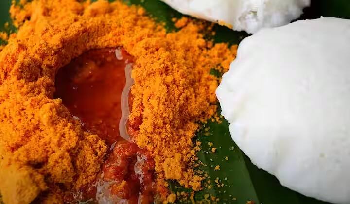 அடுத்தது அடுப்பை அணைத்து விட்டு பெருங்காயத்தூள், கல் உப்பு, சேர்த்து ஒரு தட்டிற்கு மாற்றி நன்கு ஆற விடவும்.