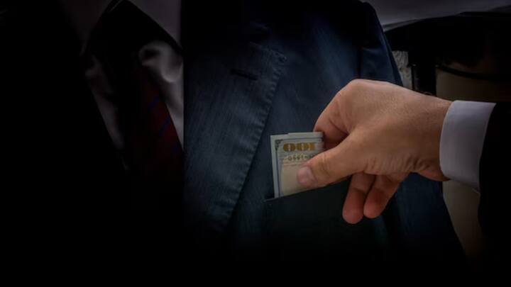 18 मई को सीबीआई ने प्रोफेसर कॉलोनी में छापेमारी कर 10 लाख रुपये की रिश्वत का गंदा खेल खेल रहे तीन लोगों को रंगे हाथों पकड़ा, जिसके बाद इन आरोपियों ने रिश्वत के लेन देन की बात भी कुबूल कर ली.