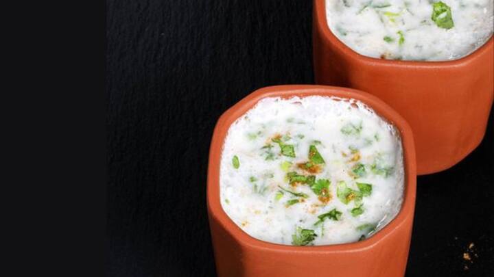 6. हाइड्रेशन और पाचन के लिए पारंपरिक पेय पदार्थों को शामिल करें: पानी या छाछ या जीरा पानी जैसे पारंपरिक पेय पदार्थों से अच्छी तरह से हाइड्रेट करें, जो पाचन में सहायता करते हैं और भोजन को संतुलित करने में मदद करते हैं। कार्बोनेटेड पेय या अत्यधिक कैफीन से बचें, जो निर्जलीकरण और अपच का कारण बन सकते हैं। (छवि स्रोत: Pinterest/swasthi)