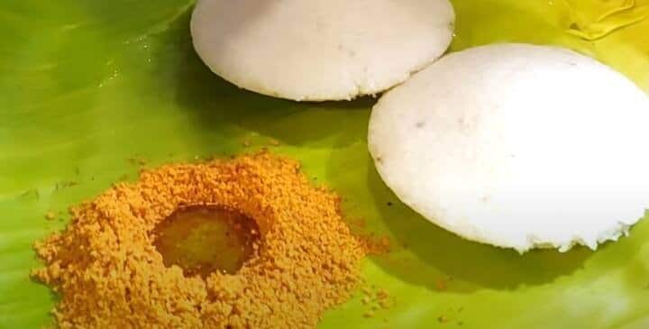அதன் பின் தனியா, சீரகம், சிவப்பு மிளகாய், புளி, ஆகியவற்றை அடுத்தடுத்து சேர்த்து 2 நிமிடம் வறுக்கவும்.