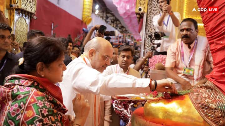 Amit Shah Lalbaugcha Raj Darshan: केंद्रीय गृह मंत्री अमित शाह सोमवार (9 सितंबर) को मुंबई में प्रसिद्ध लालबागचा राजा गणेश पंडाल जा कर गणेश भगवान के दर्शन किए और पूजा-अर्चना की.