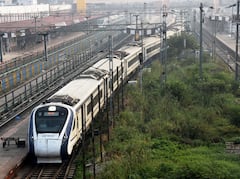 Vande Bharat Express : देशात 10 नव्या वंदे भारत एक्स्प्रेस सुरु होणार, नरेंद्र मोदी हिरवा झेंडा दाखवणार,महाराष्ट्रात 'या' मार्गावर सेवा सुरु होणार