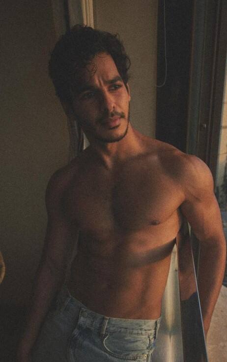 Ishaan Khattar took off his pants and posed in front of the camera in his underwear. The way he is posing in front of the camera wearing underwear on the bed, social media users are showering a lot of love on him. Seeing his style, everyone is praising him. Some are comparing him to Fawad Khan and some to Ranveer Singh. This video of the actor is viral on the internet.