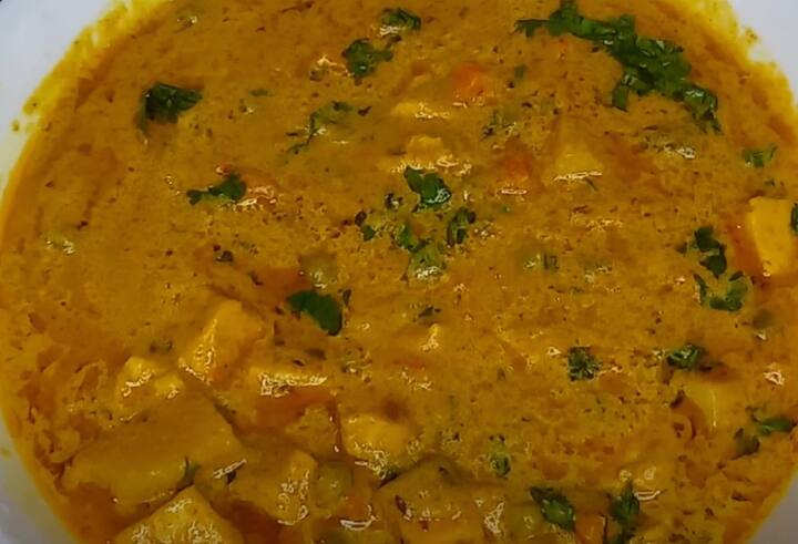 தேவையான பொருட்கள் : கருப்பு உளுந்து - 50 மி.கி, நெய் - 1 மேசைக்கரண்டி , எண்ணெய் - 1 மேசைக்கரண்டி, பிரியாணி இலை , சீரகம் - 1 தேக்கரண்டி, பட்டை - 4 துண்டு , கிராம்பு - 4 , இஞ்சி பூண்டு விழுது - 2 தேக்கரண்டி , தக்காளி விழுது - 4 பழம், மஞ்சள் தூள் - 1 தேக்கரண்டி, காஷ்மீரி மிளகாய் தூள் - 3 தேக்கரண்டி , கொத்தமல்லி தூள் - 2 தேக்கரண்டி, சீரக தூள் - 1 தேக்கரண்டி , உப்பு - 2 தேக்கரண்டி, தண்ணீர் - 1/2 கப், கரம் மசாலா தூள் - 1 தேக்கரண்டி, சர்க்கரை - 1 தேக்கரண்டி, கசூரி மேத்தி வெண்ணெய், ஃப்ரெஷ் கிரீம்.