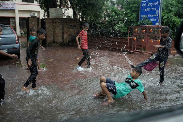 रविवार सुबह एनसीआर (राष्ट्रीय राजधानी क्षेत्र) के कुछ हिस्सों में हल्की बारिश हुई. विभाग ने पिछले 24 घंटे में क्षेत्र में कुल दो मिलीमीटर बारिश दर्ज की.