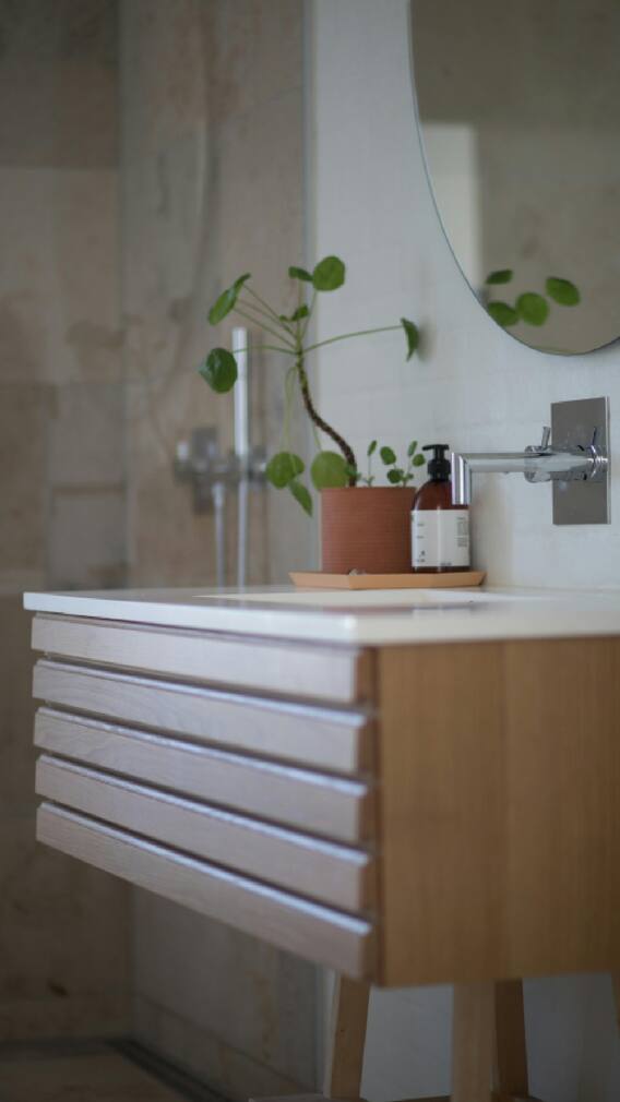 बाथरुममध्ये ठेवलेल्या या 6 गोष्टी घरामध्ये आणतात दारिद्र्य!