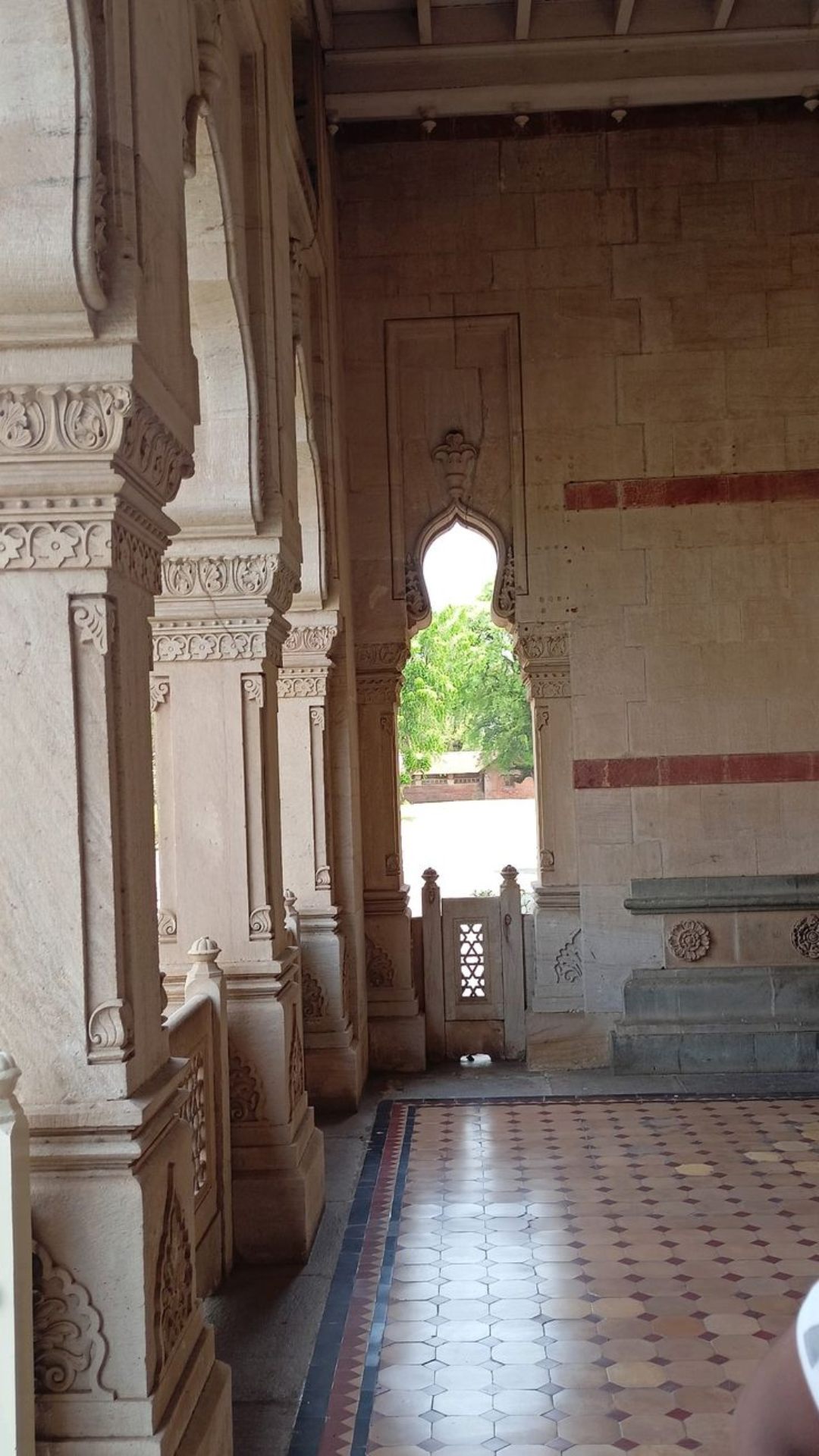 यहां का क्षेत्रफल 196,024