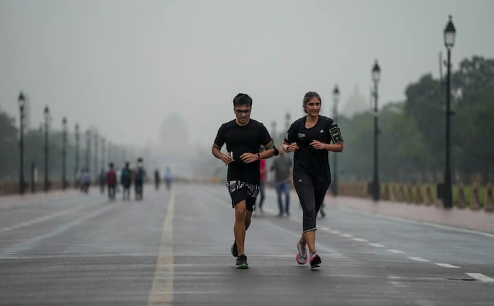 रविवार को अधिकतम तापमान 29.6 दर्ज किया गया जो सामान्य से चार डिग्री कम था. राष्ट्रीय राजधानी में रविवार सुबह न्यूनतम तापमान 25.2 डिग्री सेल्सियस दर्ज किया गया.