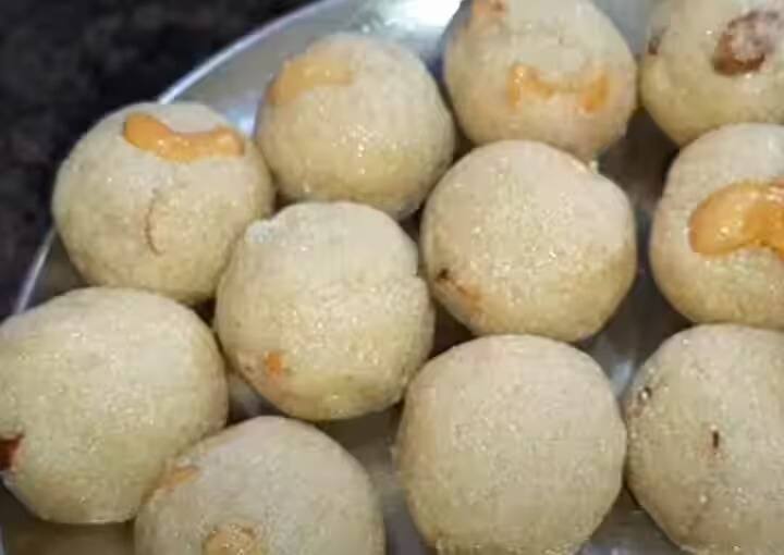 அடுத்தது கடாயில் நெய் சூடானதும் கடலை மாவு சேர்த்து பச்சை வாசனை போகும் வரை வறுக்கவும். அதன்பிறகு சரியாக 5 நிமிடத்திற்கு இரண்டு முறை நெய் ஊற்றி கிளறவும்.