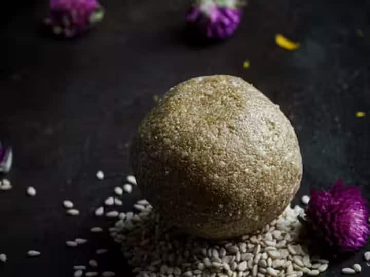 தேவையான பொருட்கள் : நெய், கடலை மாவு - 250 மிகி , பொடித்த சர்க்கரை - 1 1/2 கப், ஏலக்காய் விதைகள், முந்திரி பருப்பு.