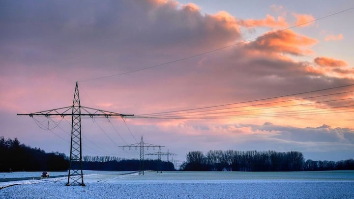 चंदन घोष के मुताबिक नेपाल को बिहार को 125 मेगावाट बिजली सप्लाई की मंजूरी मिली है और वह धीरे धीरे चरणों में इसकी मात्रा बढ़ाएंगे. भारत और नेपाल के इस समझौते के मुताबिक NEA, भारत की पावर ट्रेडिंग कारपोरेशन के जरिए बिहार को बिजली सप्लाई कर रहा है.