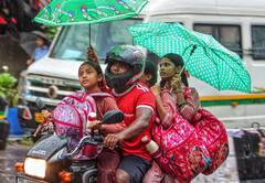 Delhi Weather: उमस से कब मिलेगी राहत? IMD की चेतावनी, घर से निकलने से पहले बैग में रख लें ये सामान